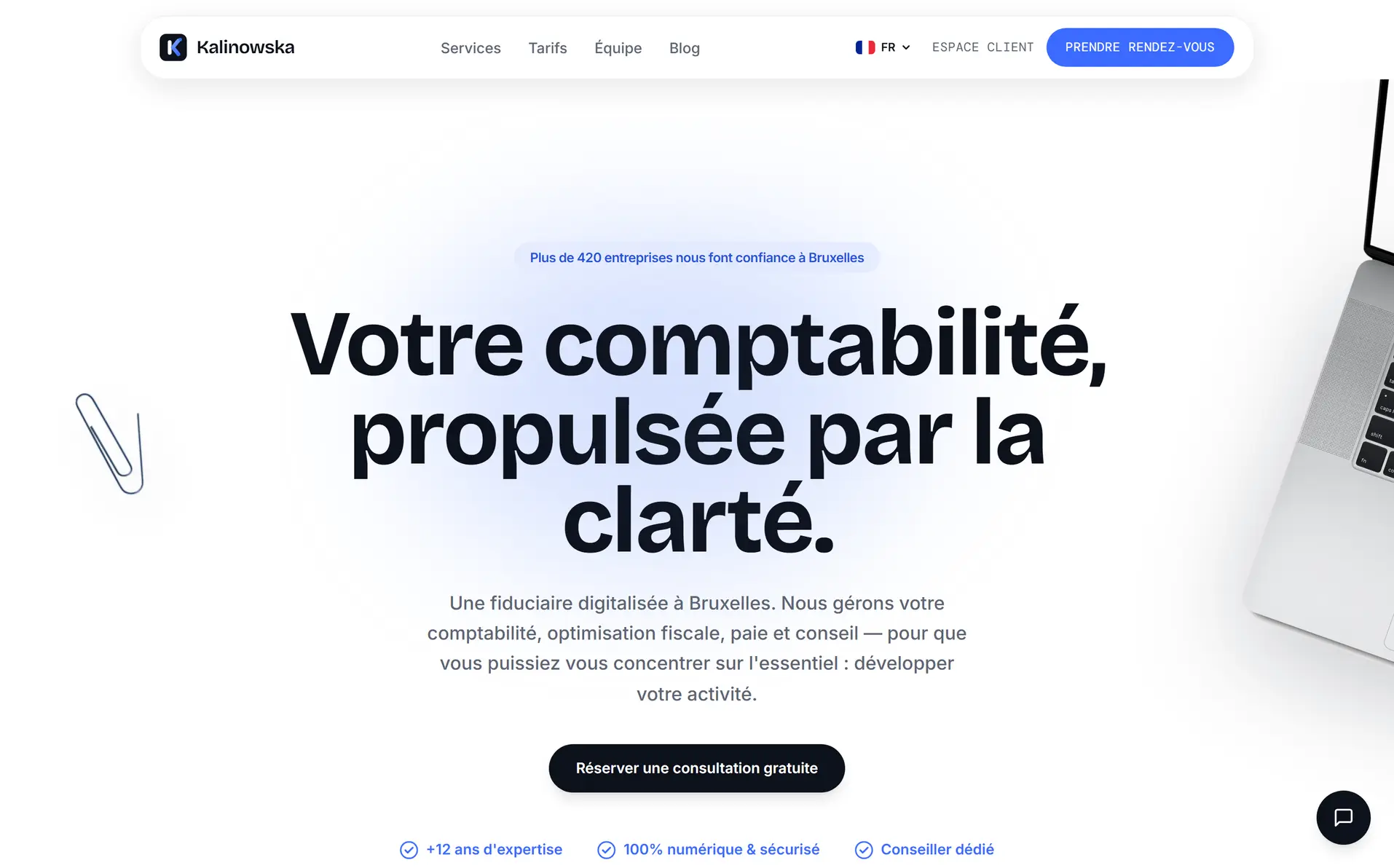 Aperçu sur ordinateur portable d’un site conçu par KRUZ : la page d’accueil du studio web VEZZY.